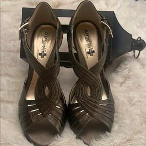 Brown Heels with T-Strap and Medium Heel